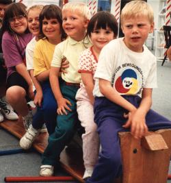 Kinder auf einer Bank