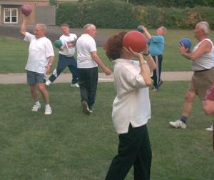 Herzsport-Gruppe beim Ballspielen